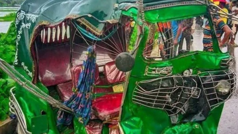 তারাকান্দায় সিএনজি-অ্যাম্বুল্যান্স সংঘর্ষে প্রাণ গেল দুইজনের,আহত ৪